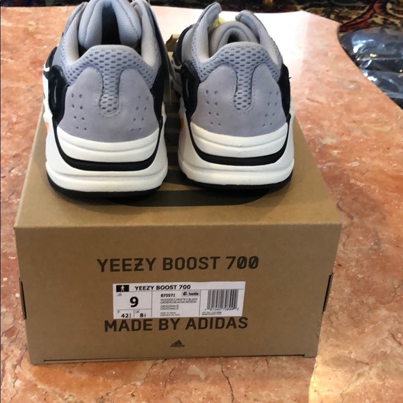 YEEZY BOOST WAVE RUNNER SIZE 9 - Picture 2 of 7